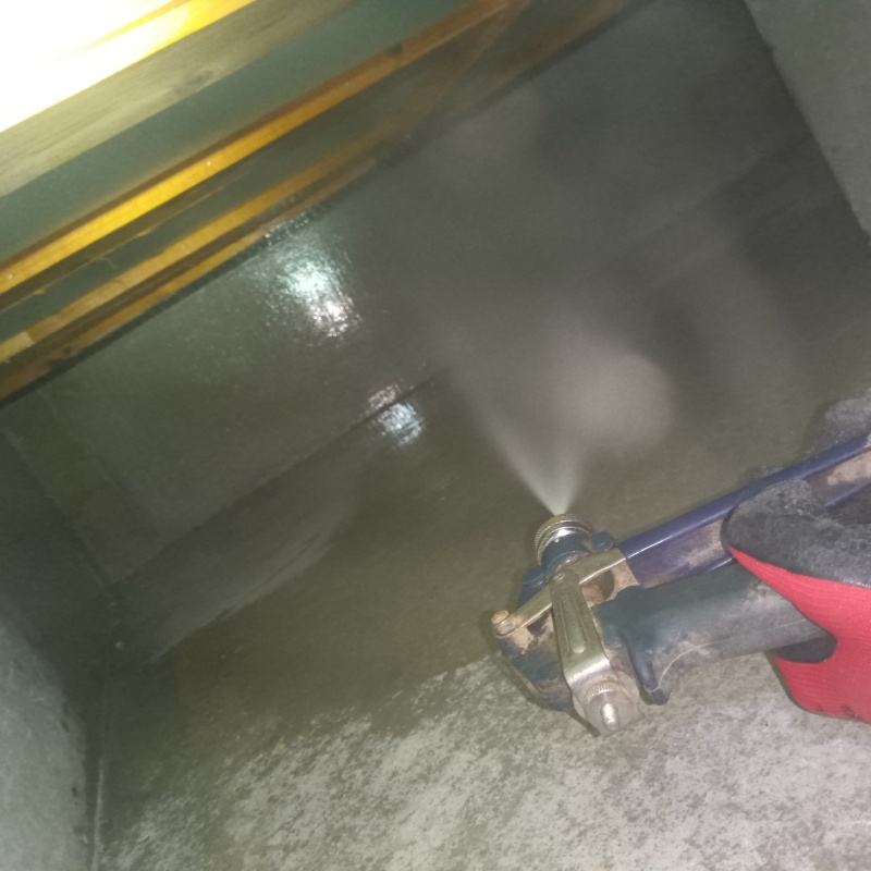 床下の基礎部分に防蟻剤を散布する様子