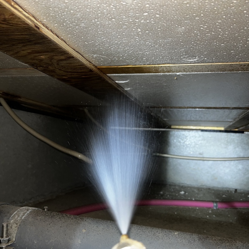 床下の木材に防蟻剤を散布する様子