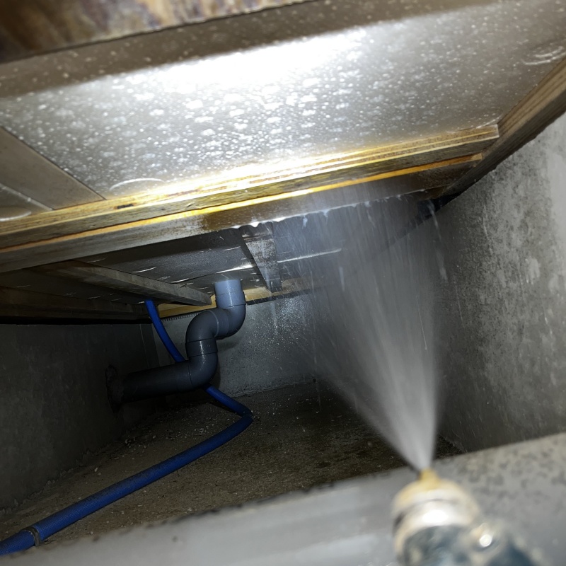 床下の木材に防蟻剤を散布する様子