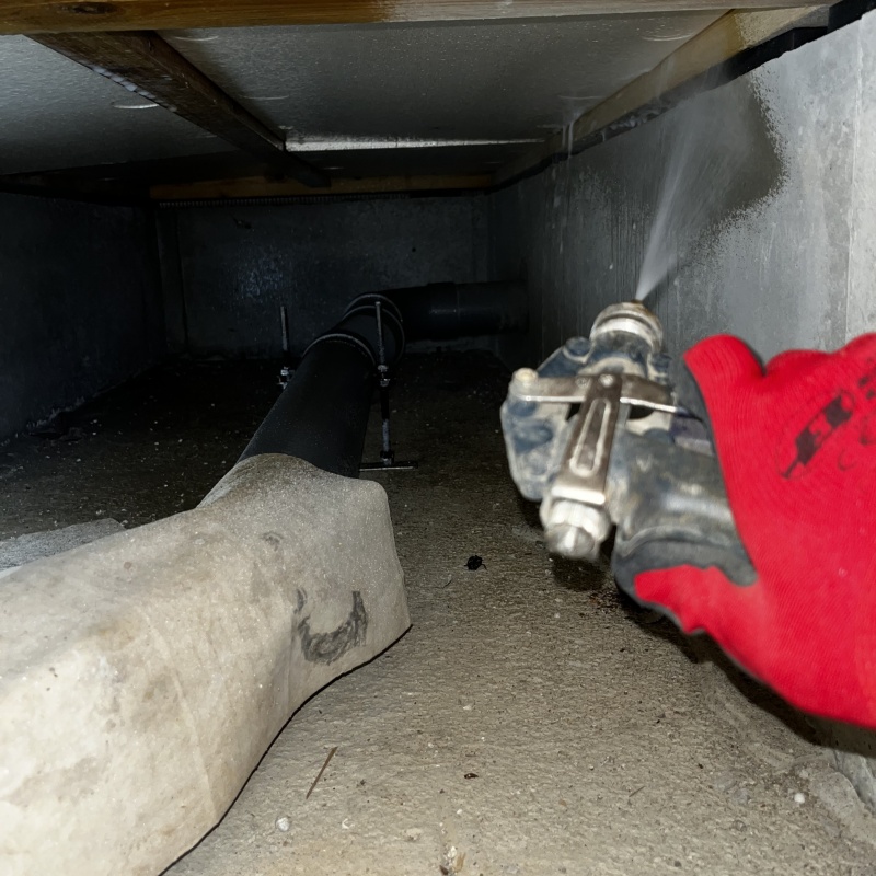 床下の基礎部分に防蟻剤を散布する様子