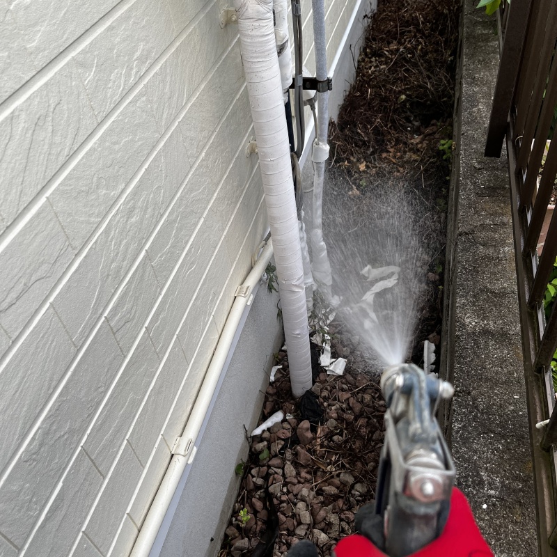 基礎まわりに防蟻剤を散布する様子