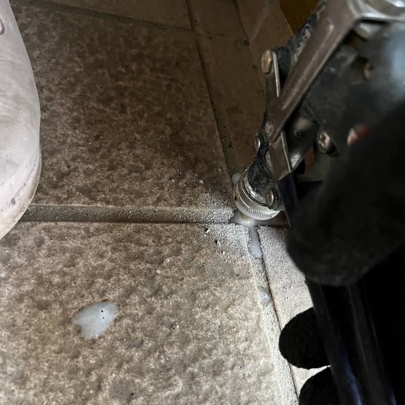 玄関の床に防蟻剤を注入する様子