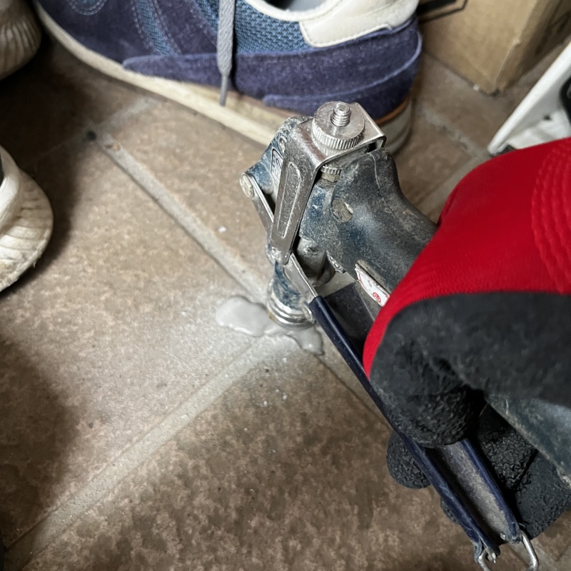 玄関の床に防蟻剤を注入する様子