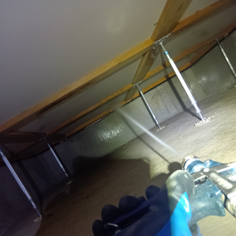 床下の木材に防蟻剤を散布する様子