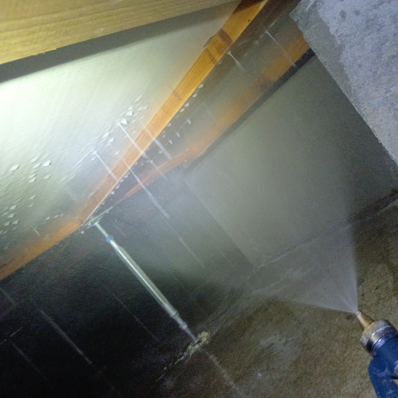 床下の木材に防蟻剤を散布する様子