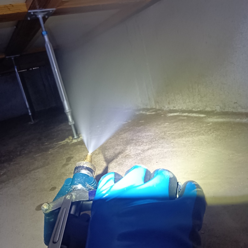 床下の基礎部分に防蟻剤を散布する様子