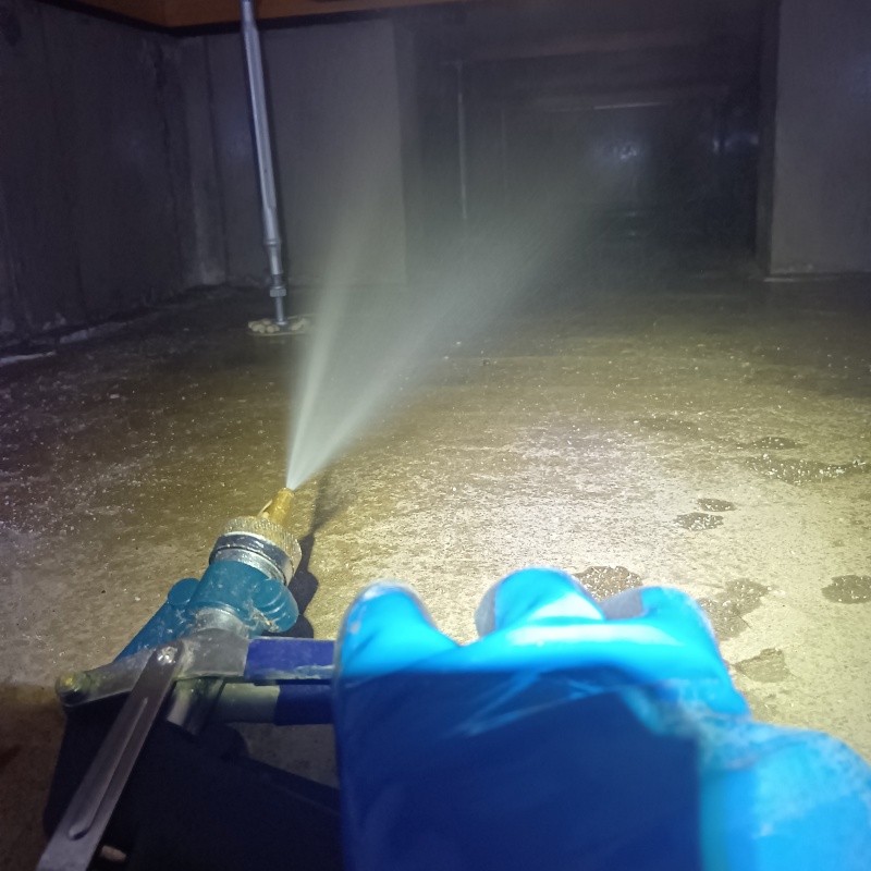 床下の土壌に防蟻剤を散布する様子