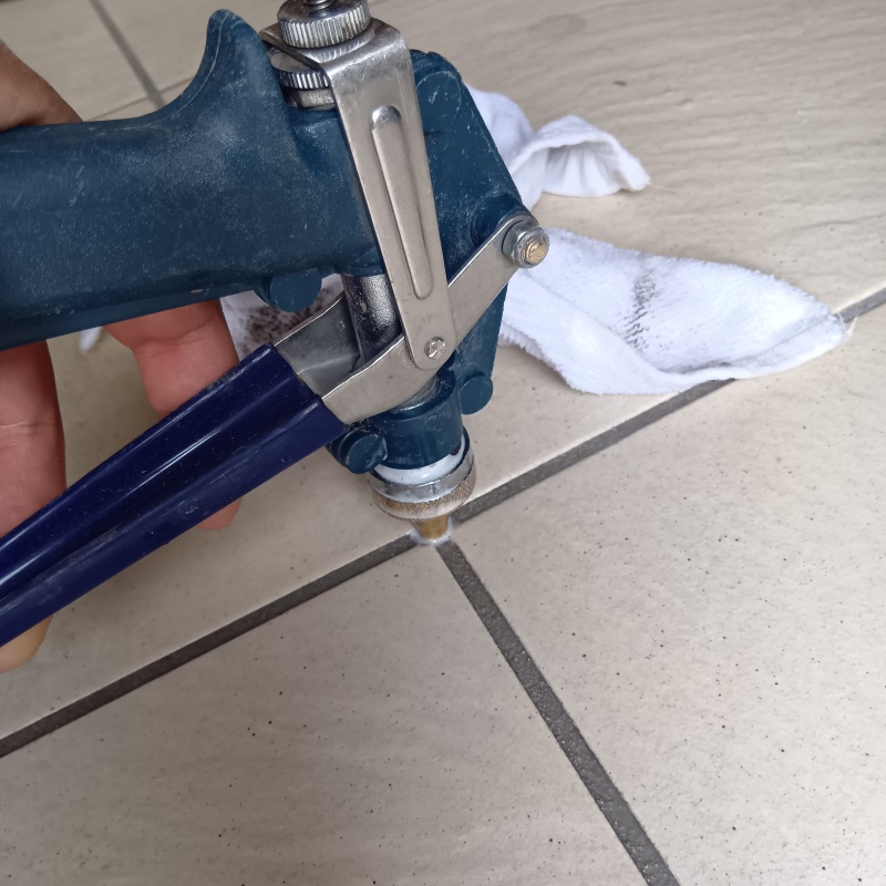 玄関の床に防蟻剤を注入する様子