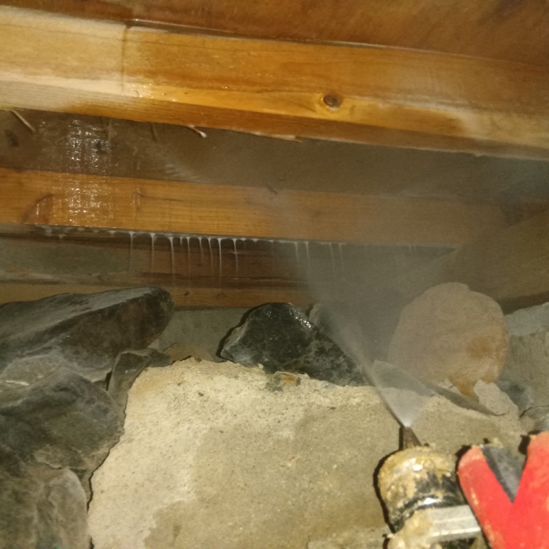 床下の木材にシロアリ駆除剤を散布する様子