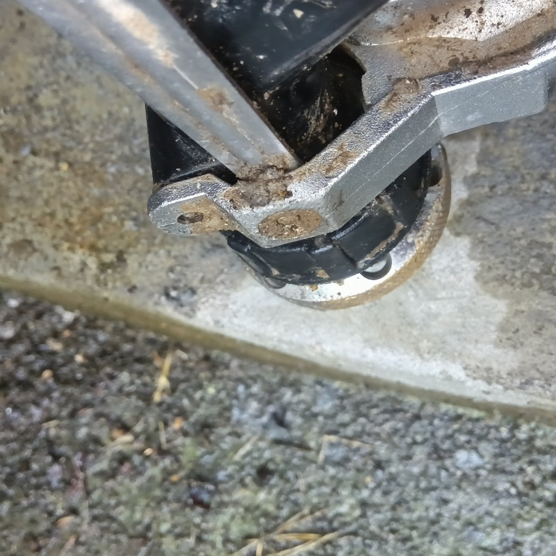 玄関の床にシロアリ駆除剤を注入する様子