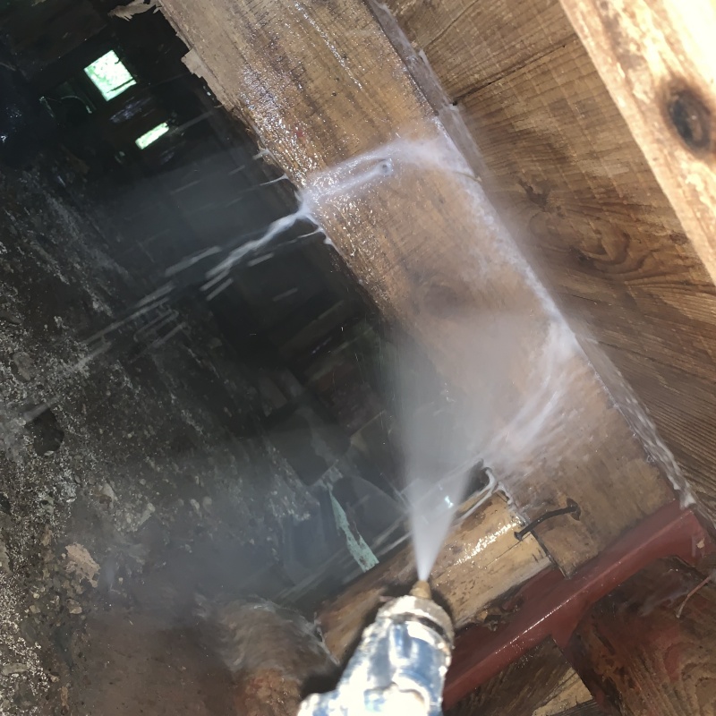 床下の木材にシロアリ駆除剤を散布する様子