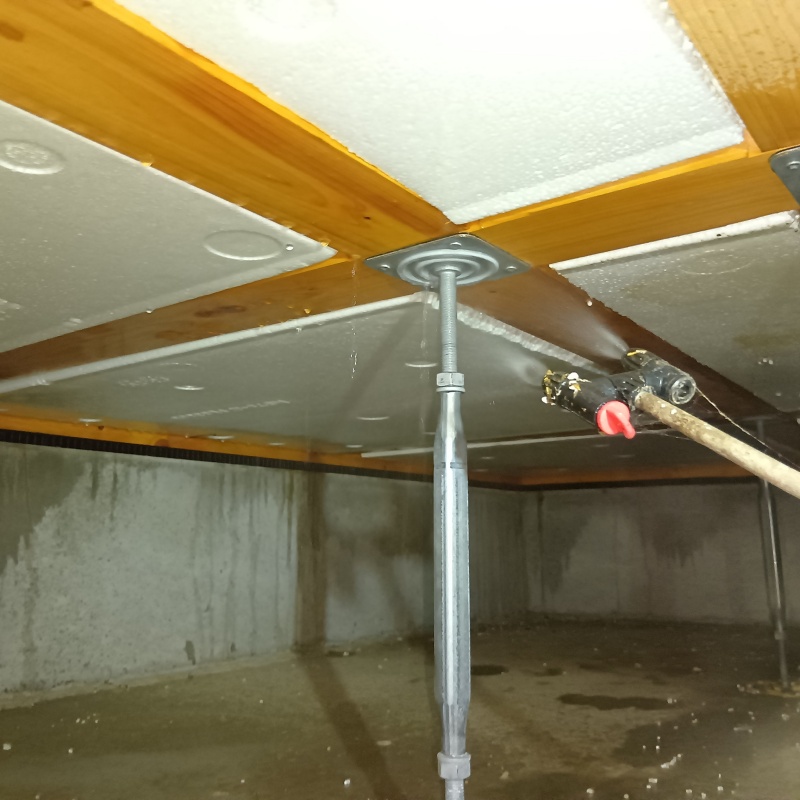 床下の木材に防蟻剤を散布する様子