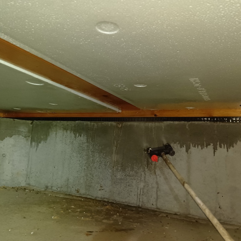 床下の基礎部分に防蟻剤を散布する様子