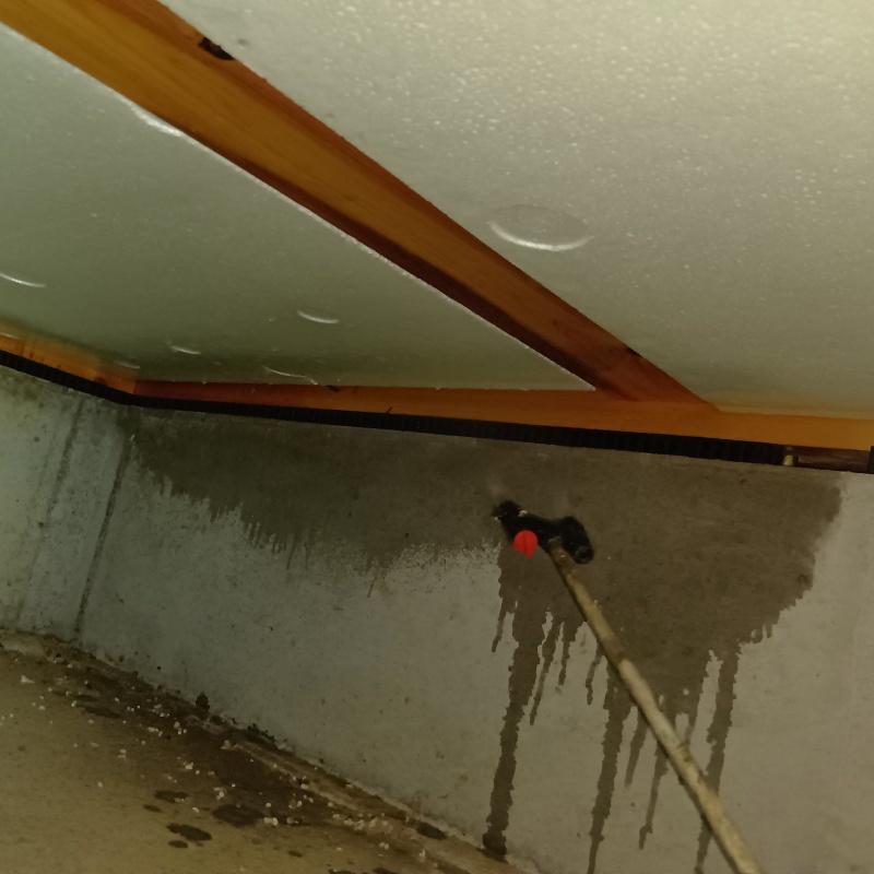 床下の基礎部分に防蟻剤を散布する様子