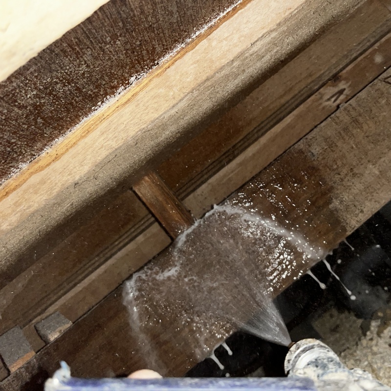 床下の木材に防蟻剤を散布する様子