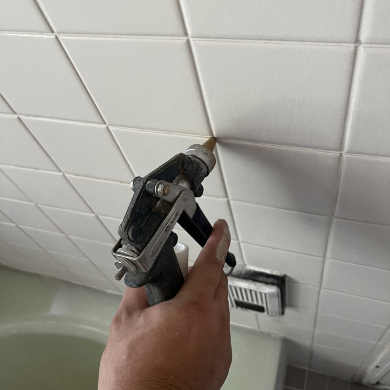 浴室の床に防蟻剤を注入する様子