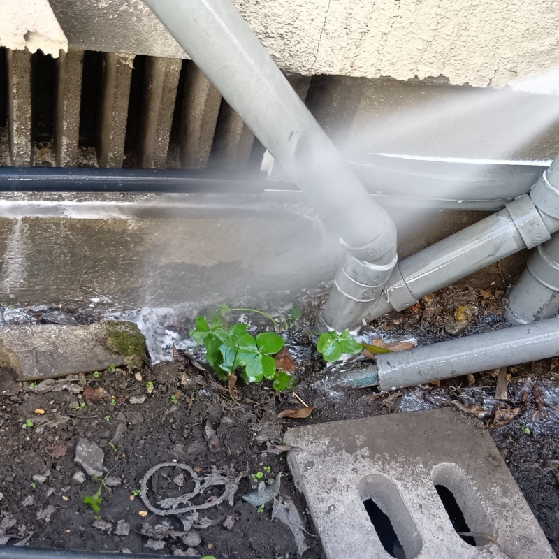 基礎まわりにシロアリ駆除剤を散布する様子