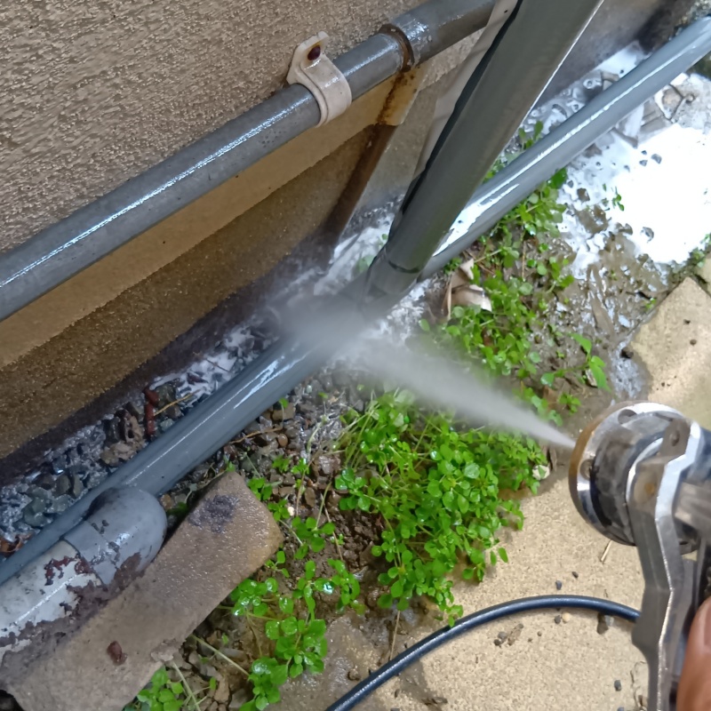 基礎まわりにシロアリ駆除剤を散布する様子