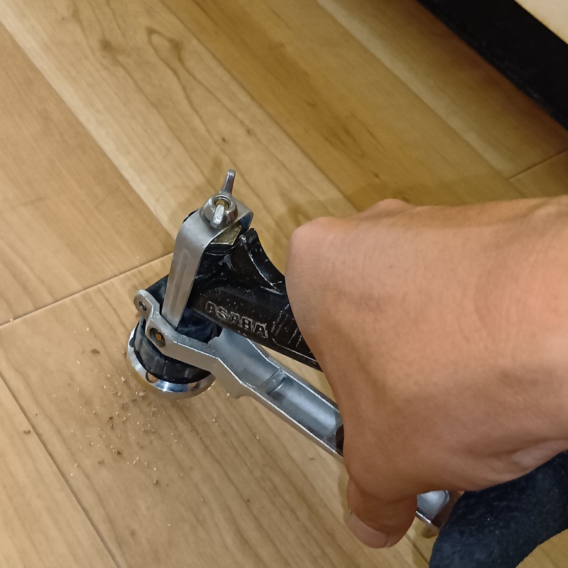 キッチンの床にシロアリ駆除剤を注入する様子