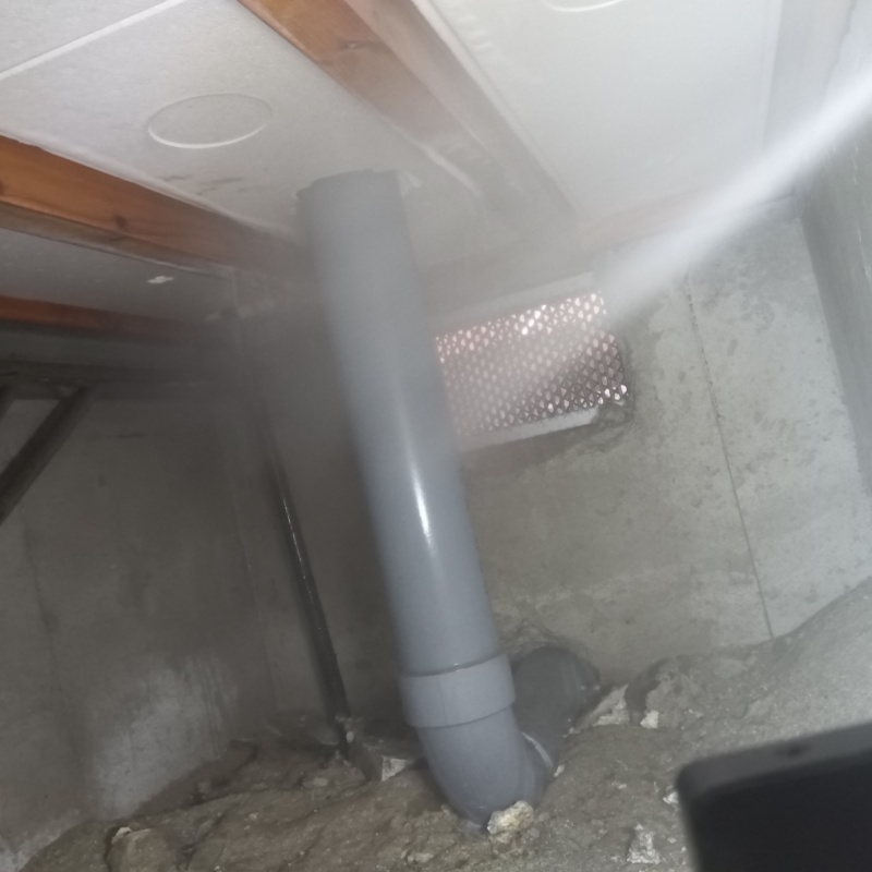 床下の基礎部分に防蟻剤を散布する様子