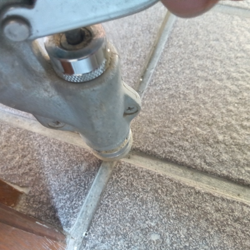 玄関の床に防蟻剤を注入する様子