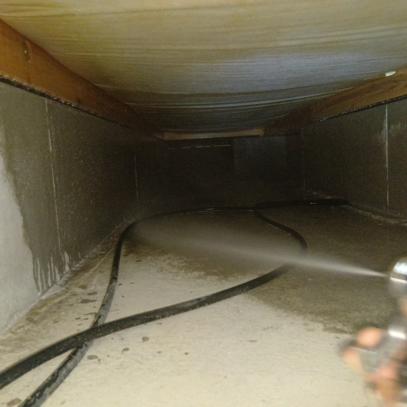 床下の土壌に防蟻剤を散布する様子