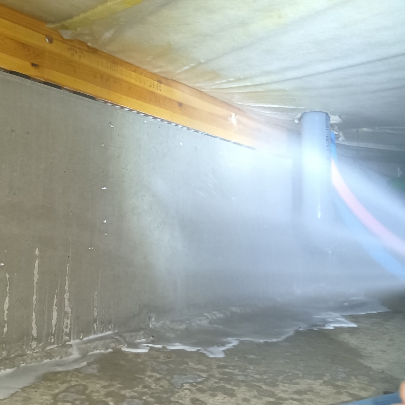 床下の基礎部分に防蟻剤を散布する様子