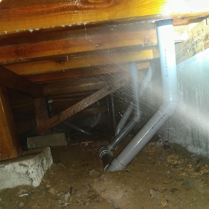 床下の木材にシロアリ駆除剤を散布する様子