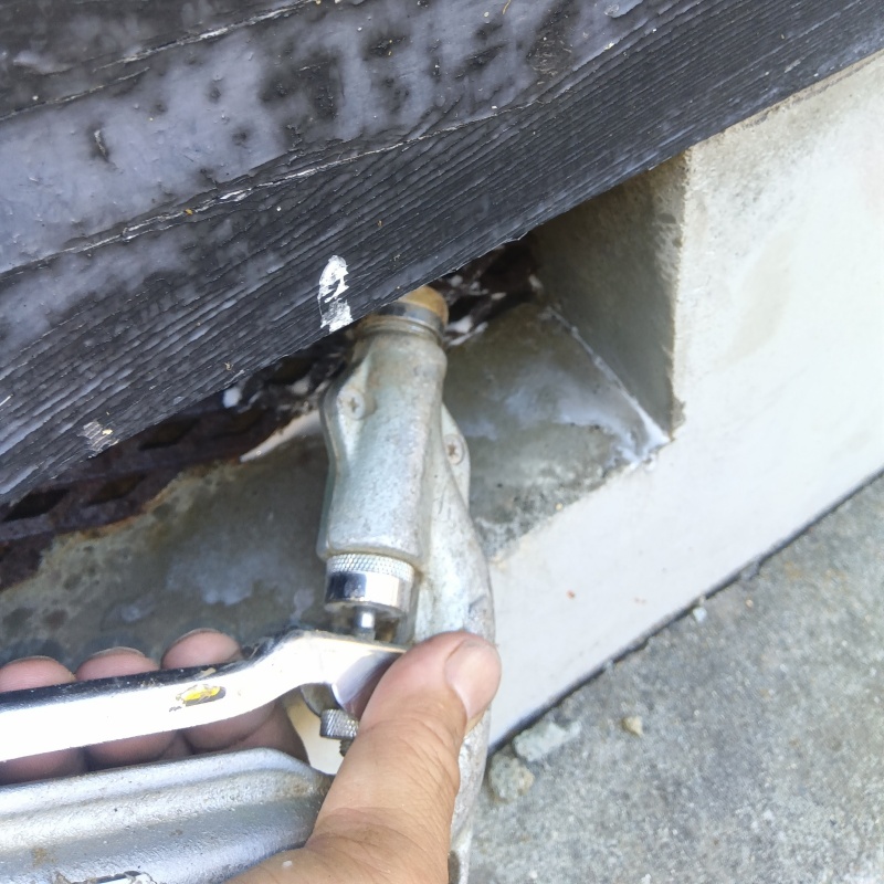 床下の土壌にシロアリ駆除剤を散布する様子