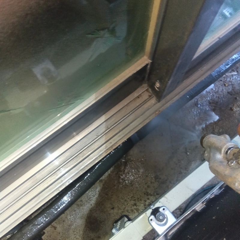 基礎まわりにシロアリ駆除剤を散布する様子