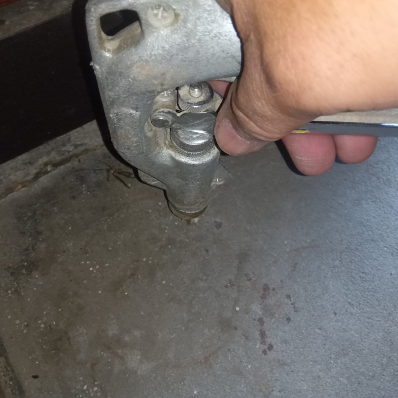 玄関の床にシロアリ駆除剤を注入する様子