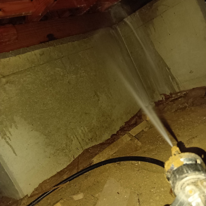 床下の基礎部分に防蟻剤を散布する様子