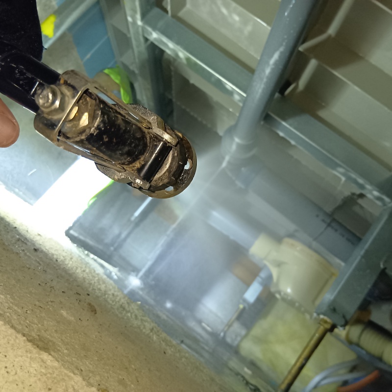 床下の土壌に防蟻剤を散布する様子