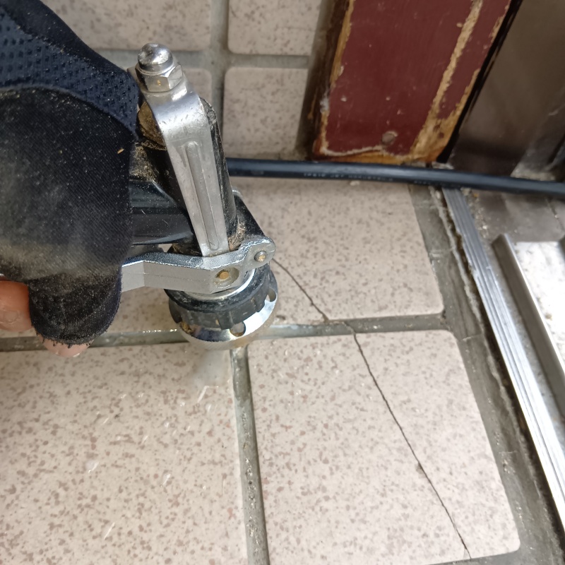 玄関の床に防蟻剤を注入する様子