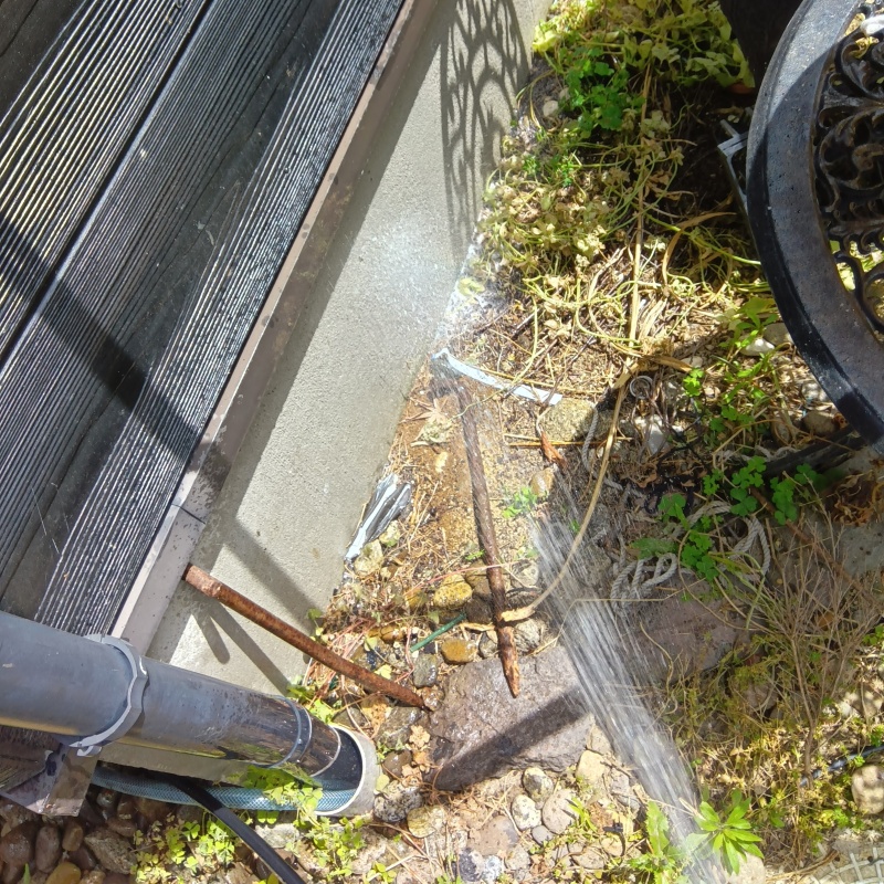 基礎まわりにシロアリ駆除剤を散布する様子