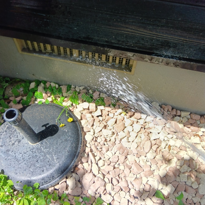 基礎まわりにシロアリ駆除剤を散布する様子