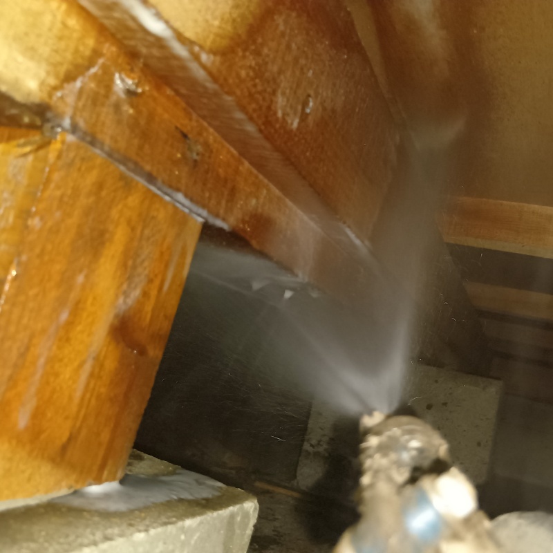 床下の木材にシロアリ駆除剤を散布する様子