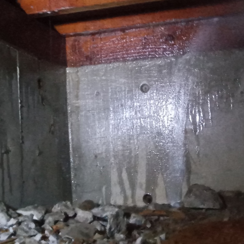 床下の基礎部分にシロアリ駆除剤を散布した様子