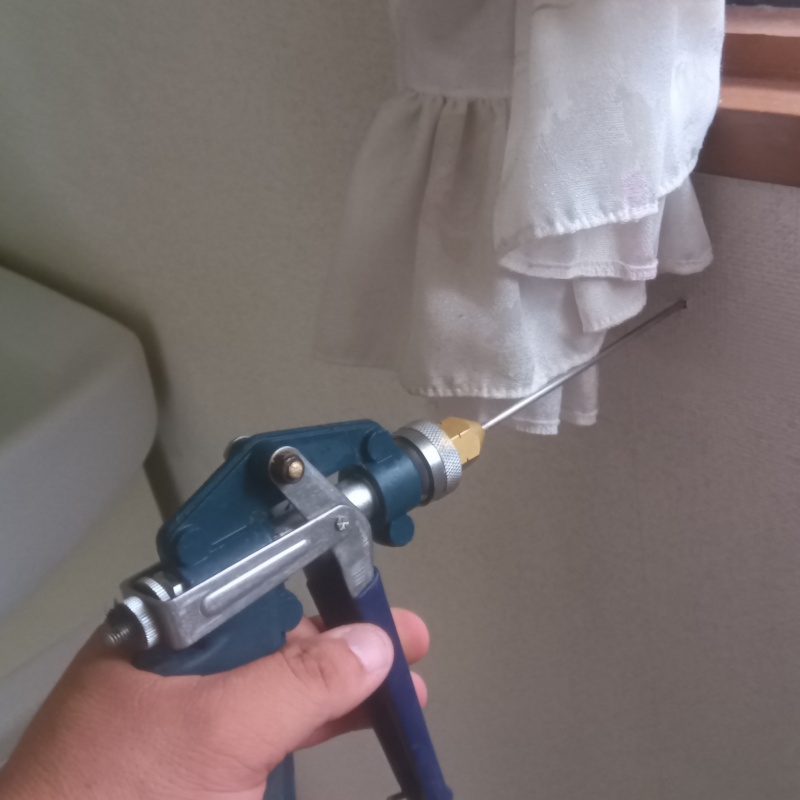 浴室の壁にシロアリ駆除剤を注入する様子