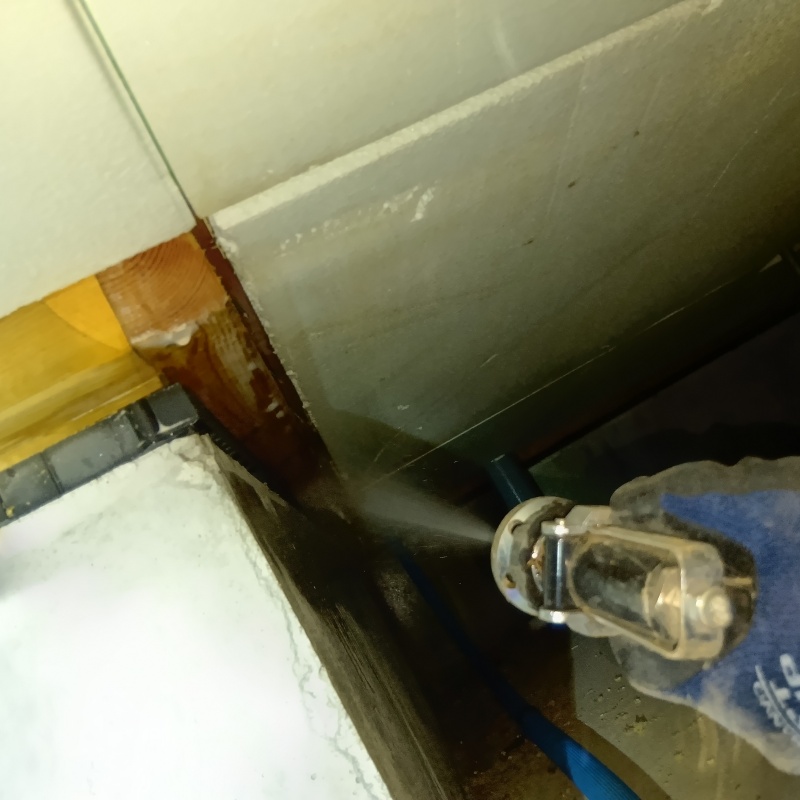 床下の木材に防蟻剤を散布する様子