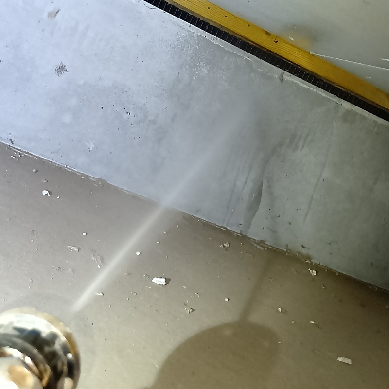 床下の基礎部分に防蟻剤を散布する様子