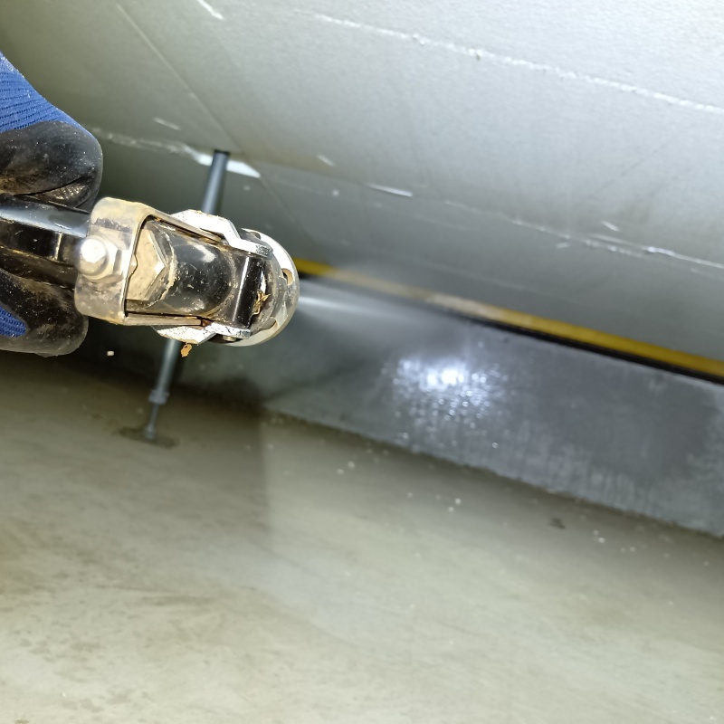 床下の基礎部分に防蟻剤を散布する様子