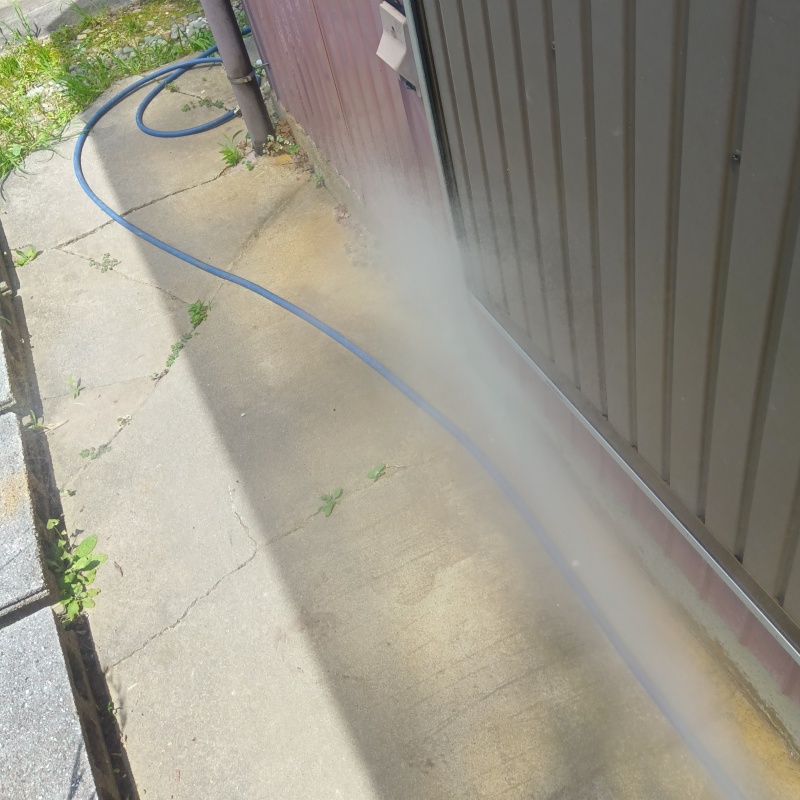 基礎まわりに防蟻剤を散布した様子