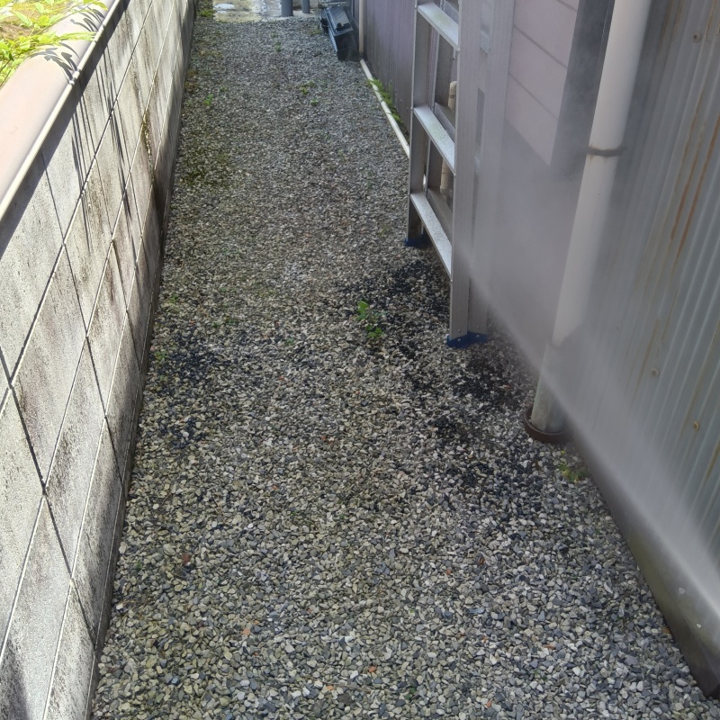 基礎まわりに防蟻剤を散布した様子