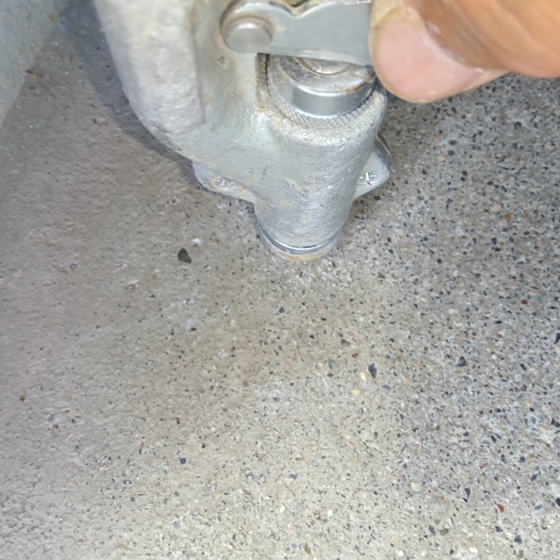 玄関の床に防蟻剤を注入する様子