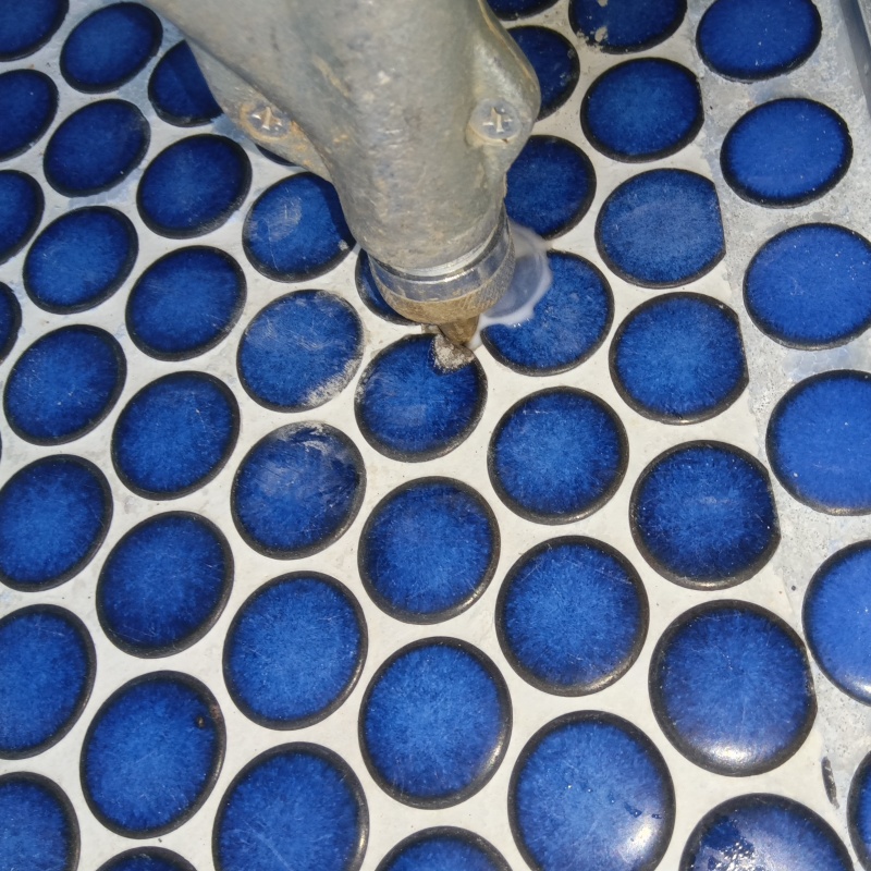 浴室の床に防蟻剤を注入する様子