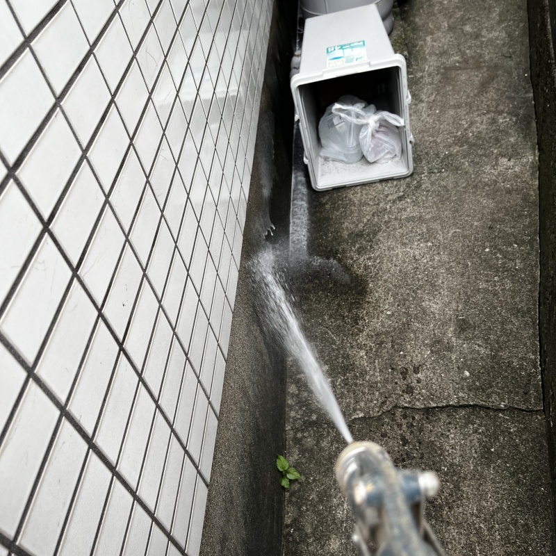 基礎まわりにシロアリ駆除剤を散布した様子