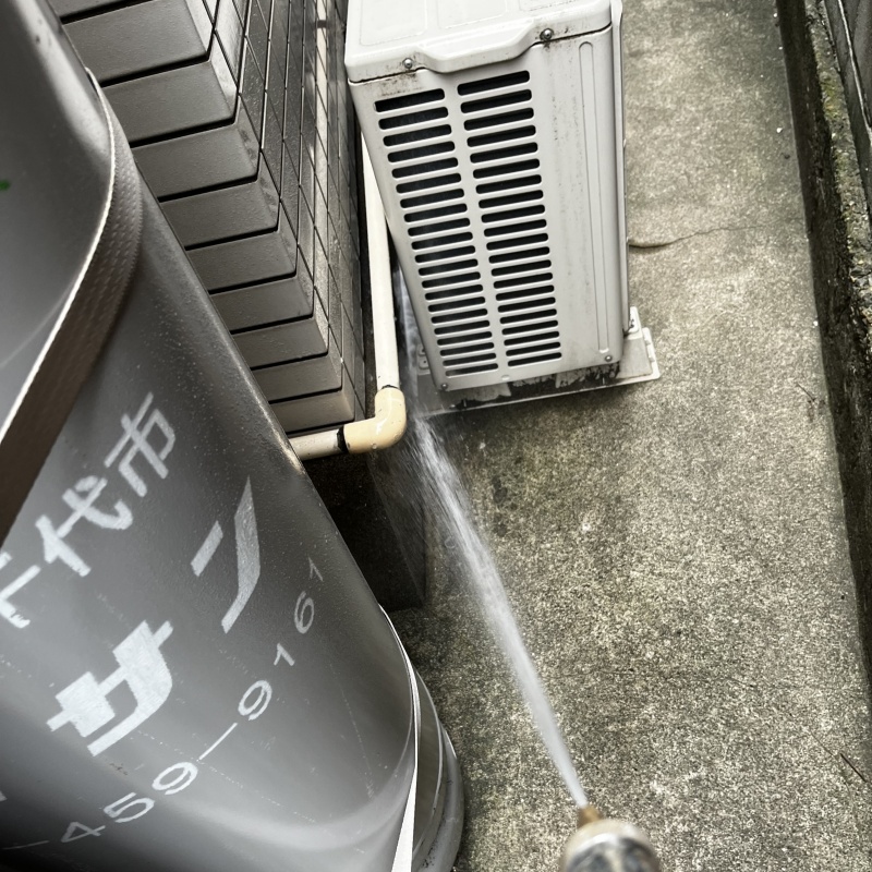 基礎まわりにシロアリ駆除剤を散布した様子