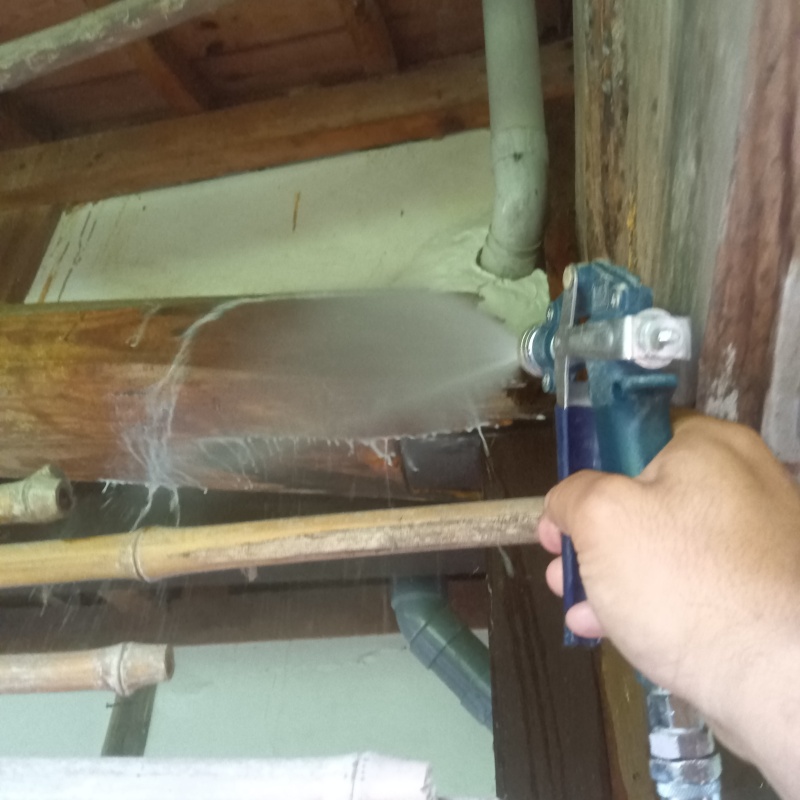 室内の木部にシロアリ駆除剤を散布