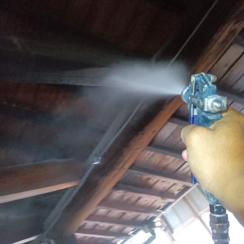 室内の天井（木部）にシロアリ駆除剤を散布